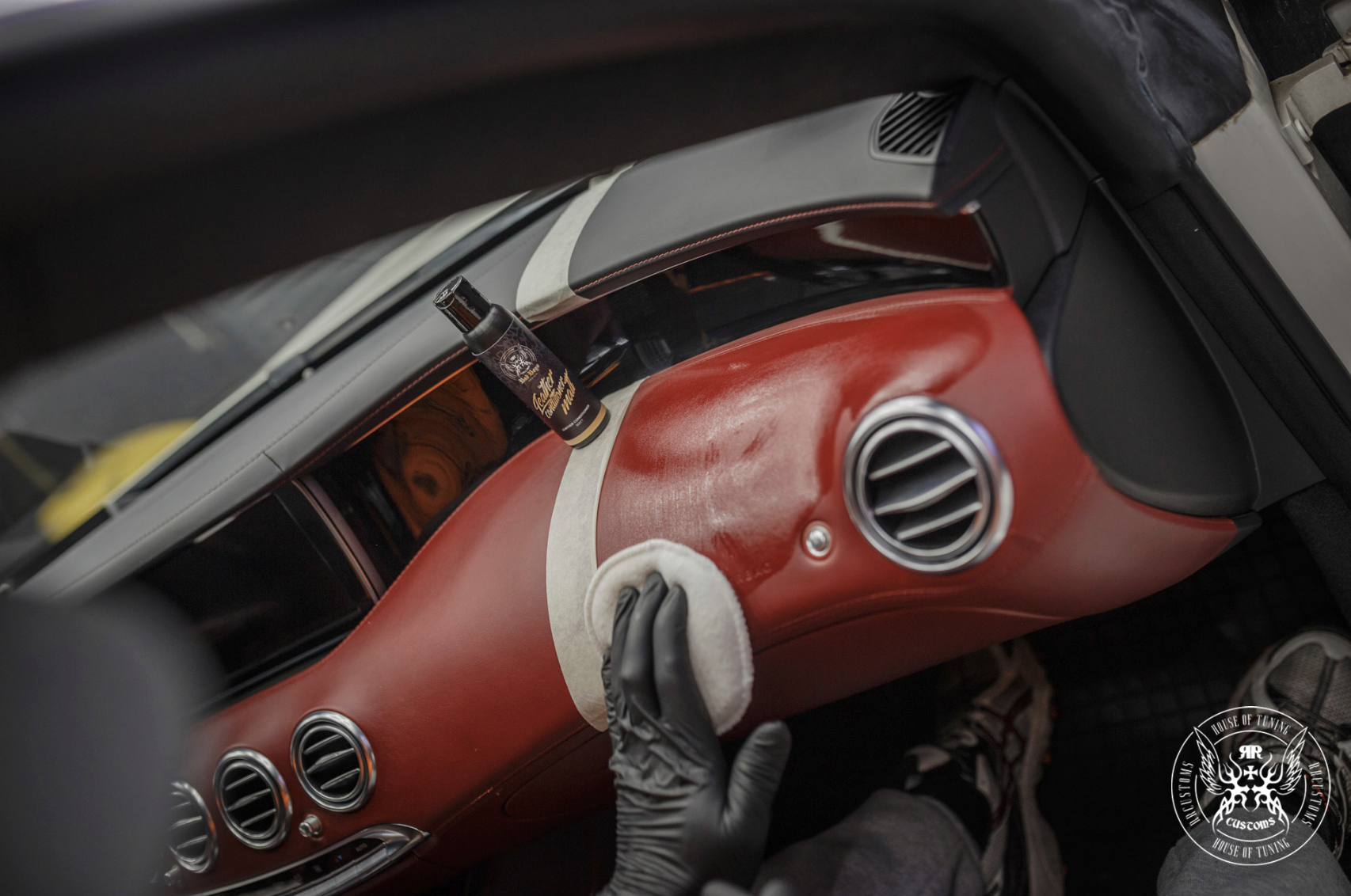 Leather Care Set – Interior de carro clássico vermelho com detalhes cromados no tablier, volante forrado a couro e instrumentos vintage | Cuidado do Couro | miio Store
