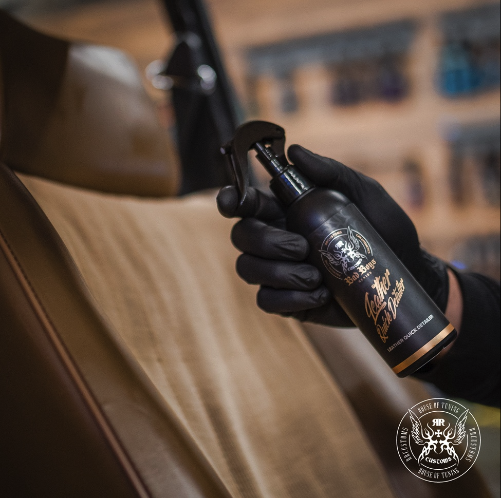 Leather Quick Detailer – Main gantée noire appliquant le produit sur siège en cuir beige | Soin Cuir | miio Store