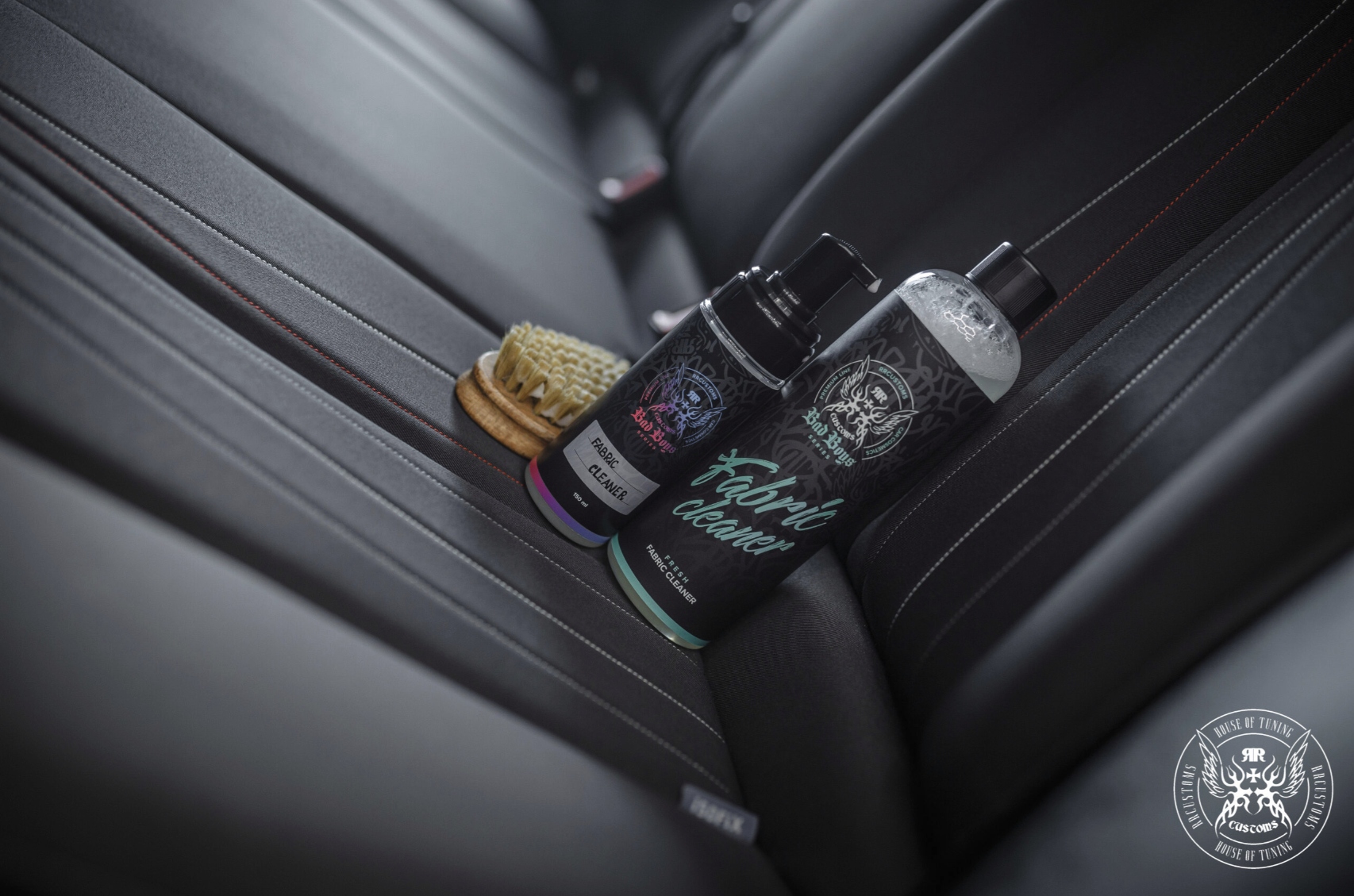Fabric Cleaner – Interior de assento auto em tecido escuro com textura, frasco do produto visível na zona de aplicação | Interior Auto | miio Store