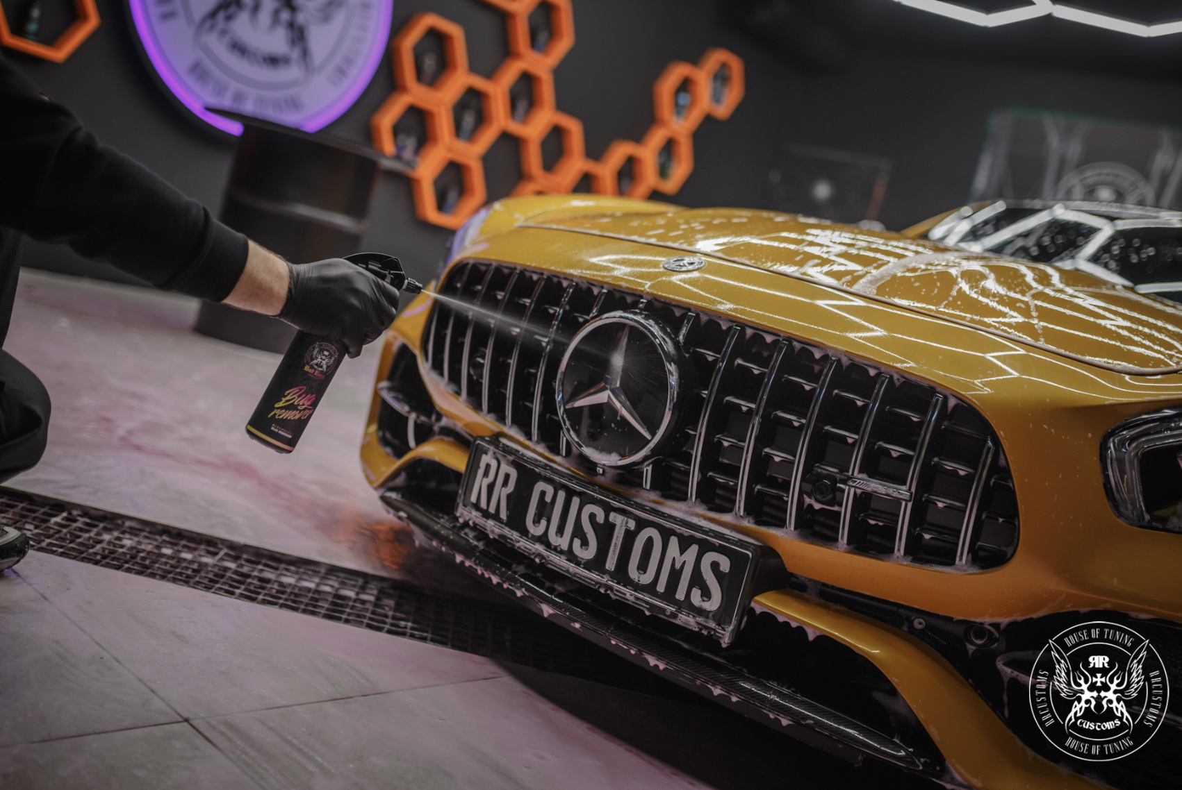 Bug Remover 1L – Mercedes-AMG GT jaune en studio professionnel à éclairage hexagonal, prêt pour traitement | Detailing Auto | miio Store