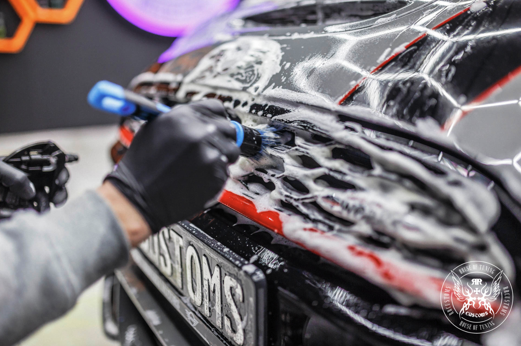 Shampoo No Scent 1L – Gros plan main gantée faisant mousser carrosserie rouge foncé, studio JK Customs | Lavage Auto | miio Store