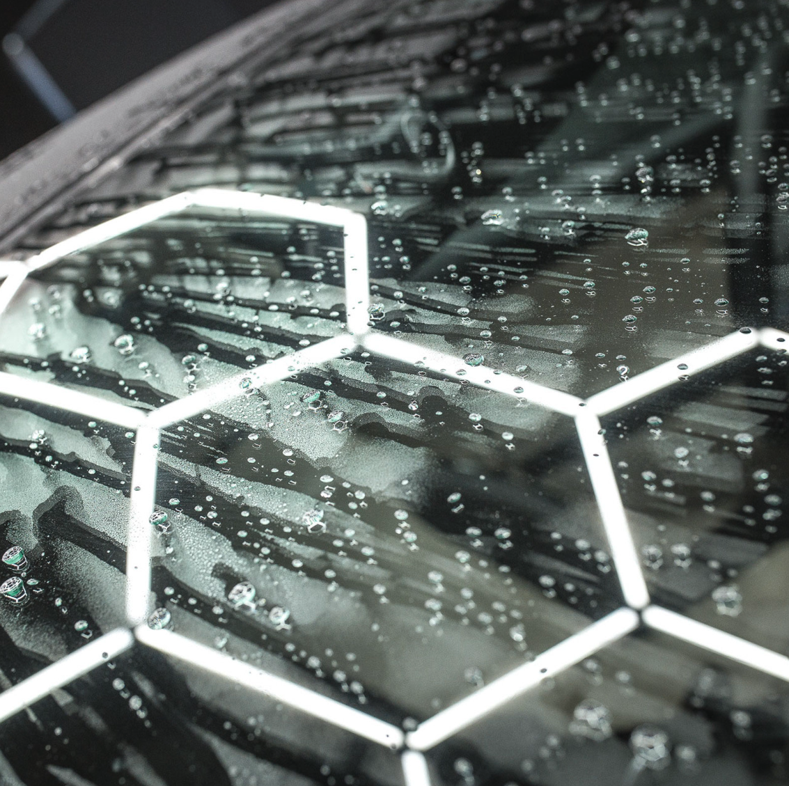 EZ Wiper – Car windscreen with hexagonal studio light reflection and water droplets beading strongly on the hydrophobic-coated glass | Car Glass | miio Store