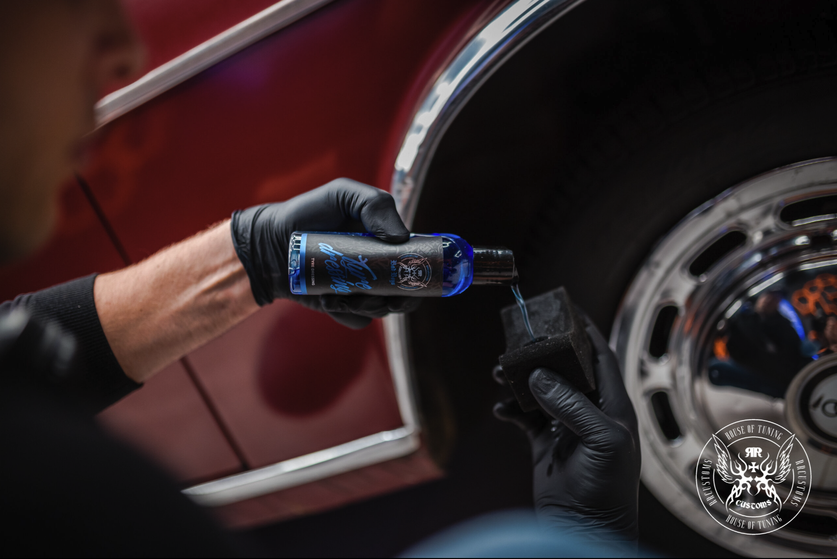 Tyre Dressing 500ml – Mano con guante negro aplicando dressing con aplicador de espuma en llanta de radios cromados de coche clásico | Detailing Auto | miio Store