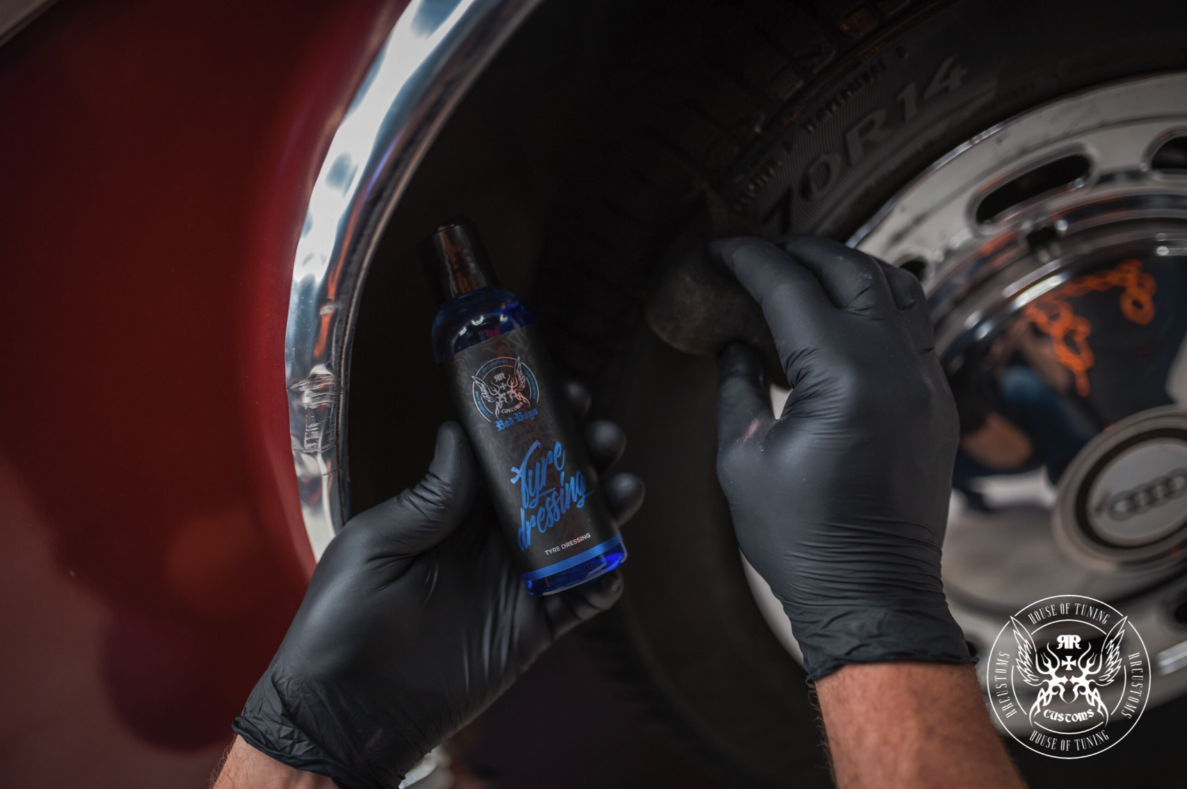 Tyre Dressing 500ml – Mano enguantada aplicando producto en flanco de neumático de coche clásico, carrocería roja oscura visible | Detailing Auto | miio Store