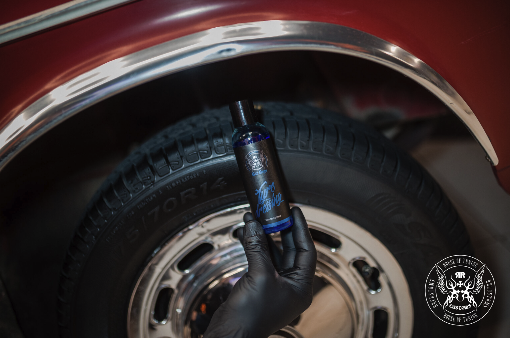 Tyre Dressing 500ml – Frasco apoyado en neumático y llanta cromada de coche clásico mostrando posicionamiento post-tratamiento | Detailing Auto | miio Store