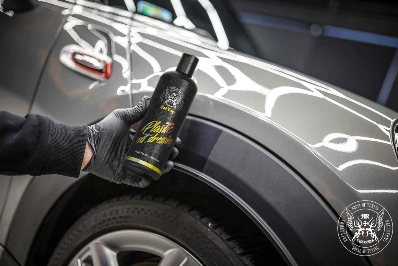 Plastic Ext. Dressing 500ML – In-use shot | Car Care – Exterior | miio Store