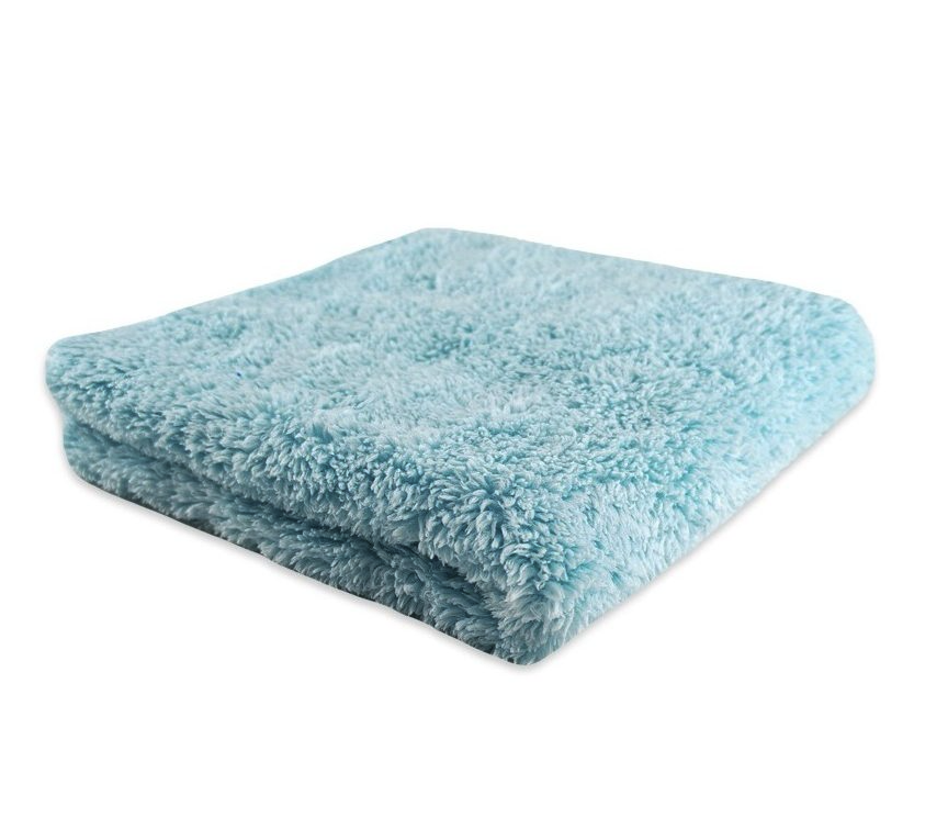 Coral Fluffy 40x40 – Paño de microfibra cuadrado coral esponjoso azul-teal claro doblado, mostrando textura ultra suave de pelo profundo | Detailing Auto | miio Store