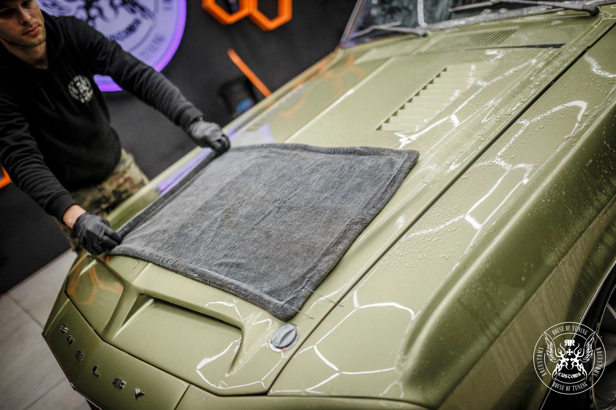 Black Master Drying Towel – Primer plano de la toalla esponjosa gris oscura aplicada en el techo del coche verde militar durante el secado | Detailing Auto | miio Store