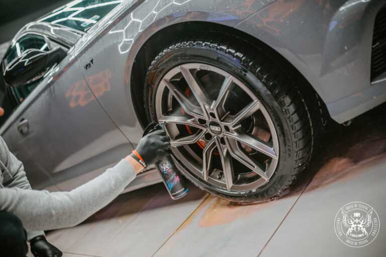 Wheel Cleaner Bleeding – Photo d'action rinçant jante voiture grise au tuyau d'eau, poussière frein et nettoyant s'écoulant | Detailing Auto | miio Store