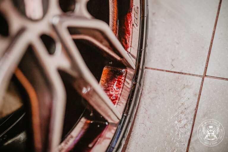 Wheel Cleaner Bleeding – Gros plan rayons jante montrant poussière frein brun-rouge et contamination fer avant traitement | Detailing Auto | miio Store