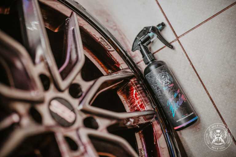 Wheel Cleaner Bleeding – Très gros plan rayons jante montrant réaction rouge fer dissolvant activement poussière de frein | Detailing Auto | miio Store