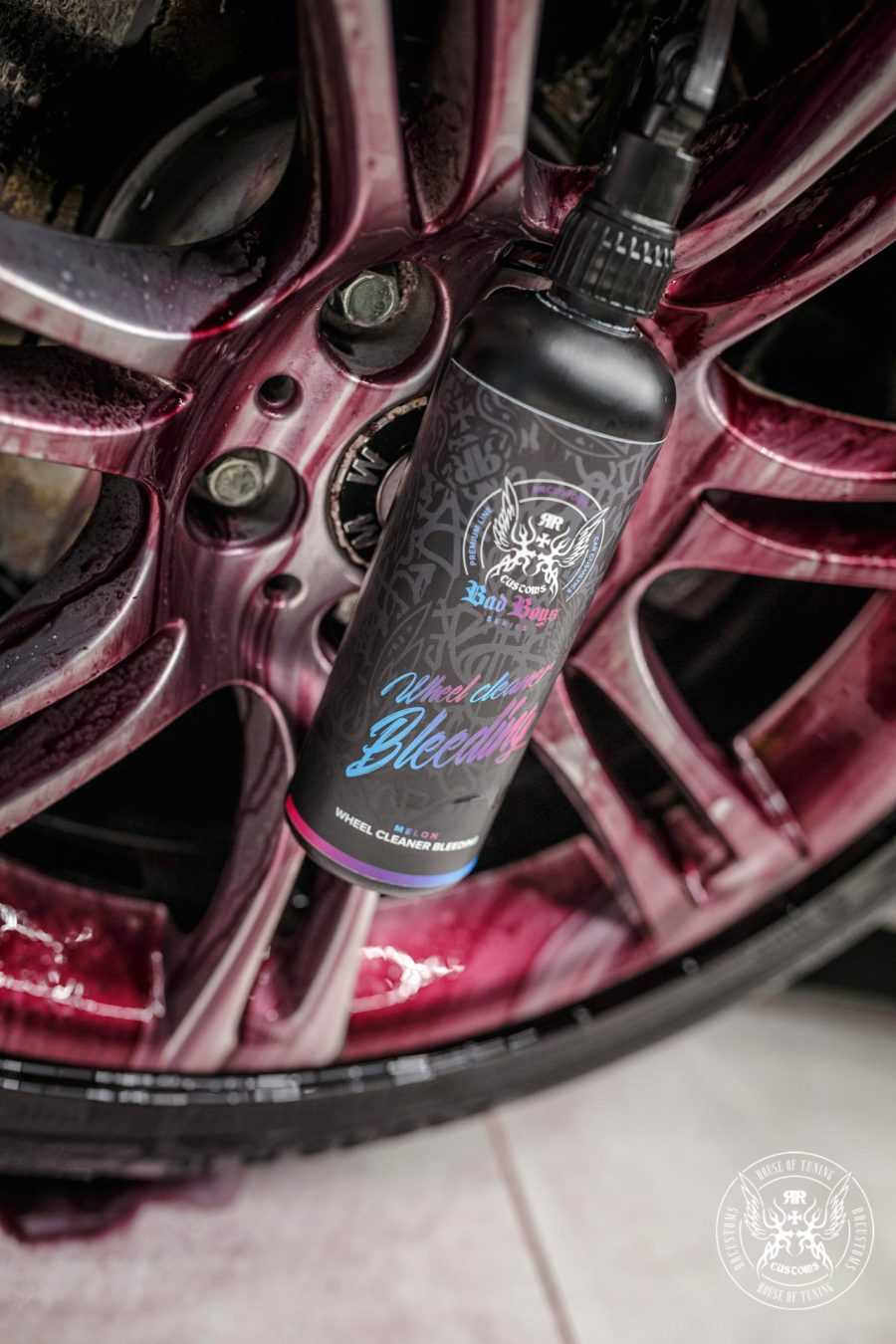 Wheel Cleaner Bleeding – Flacon noir appuyé contre jante multi-rayons recouverte de réaction fer saignant rouge-violet | Detailing Auto | miio Store