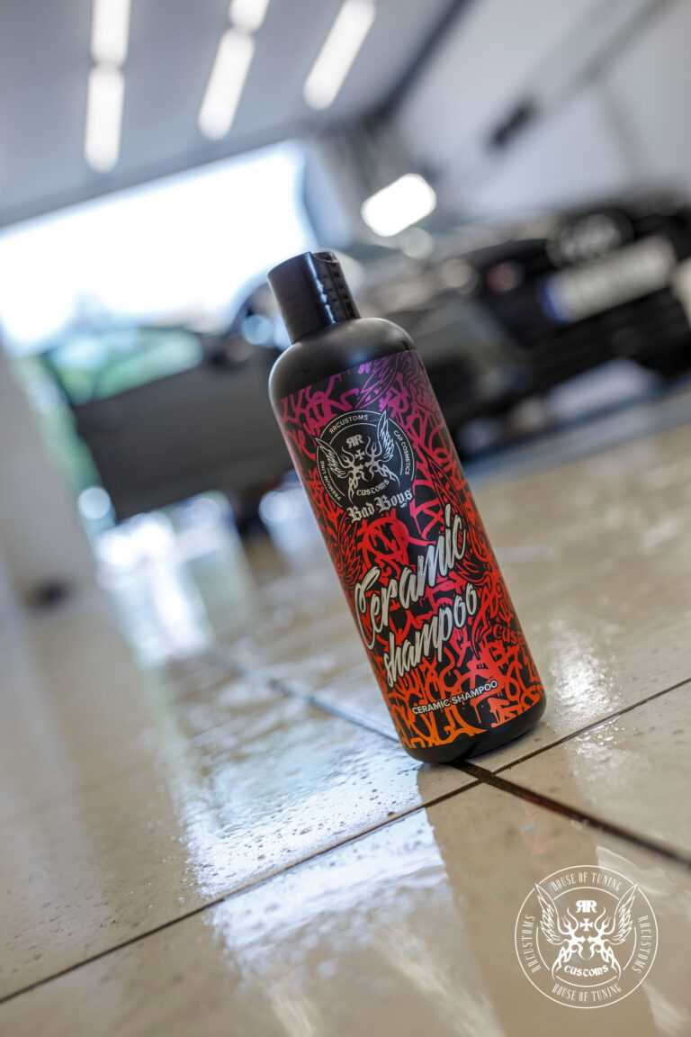 Ceramic Shampoo 500ml – Frasco de pie en el suelo brillante y reflectante del garaje, entorno profesional de estudio de detailing | Lavado Auto | miio Store