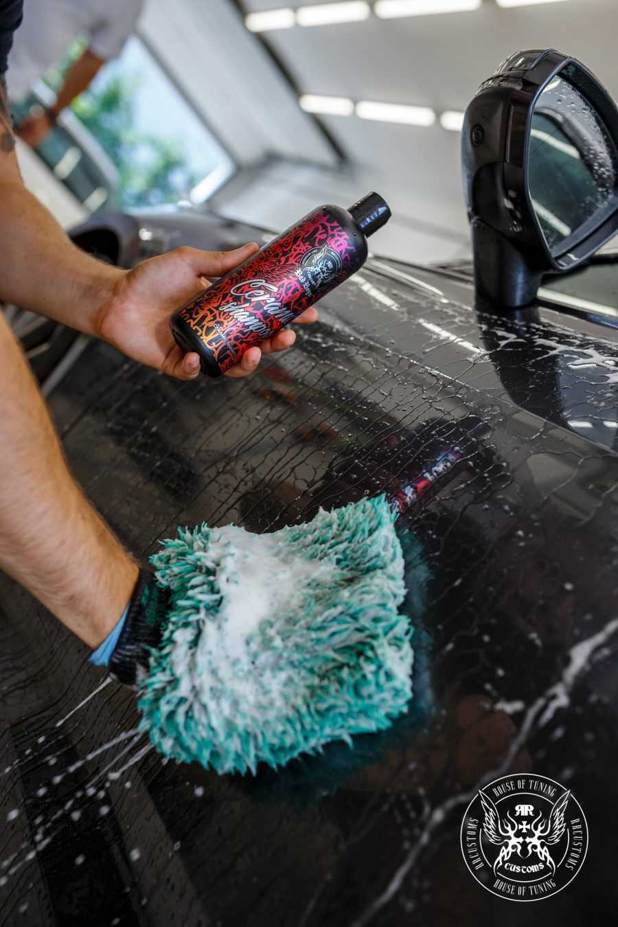 Ceramic Shampoo 500ml – Mano vertiendo champú directamente sobre manopla de lavado chenille verde-teal en capó oscuro | Lavado Auto | miio Store