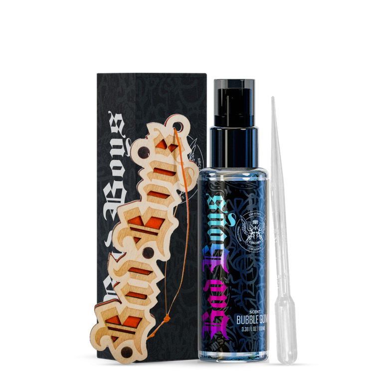 BadBoys Scents Spray Ambientador – Frasco de vidrio slim con acento rosa y bomba, caja negra Bad Boys, variante 4 | Accesorios Auto | miio Store
