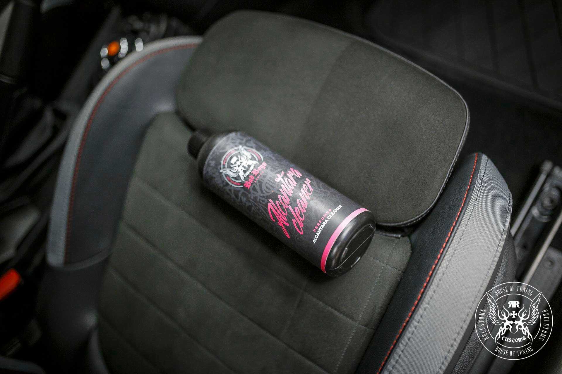 Alcantara Cleaner – Detalhe das cerdas da escova a escovar as fibras de alcântara escura durante o processo de limpeza | Interior Auto | miio Store
