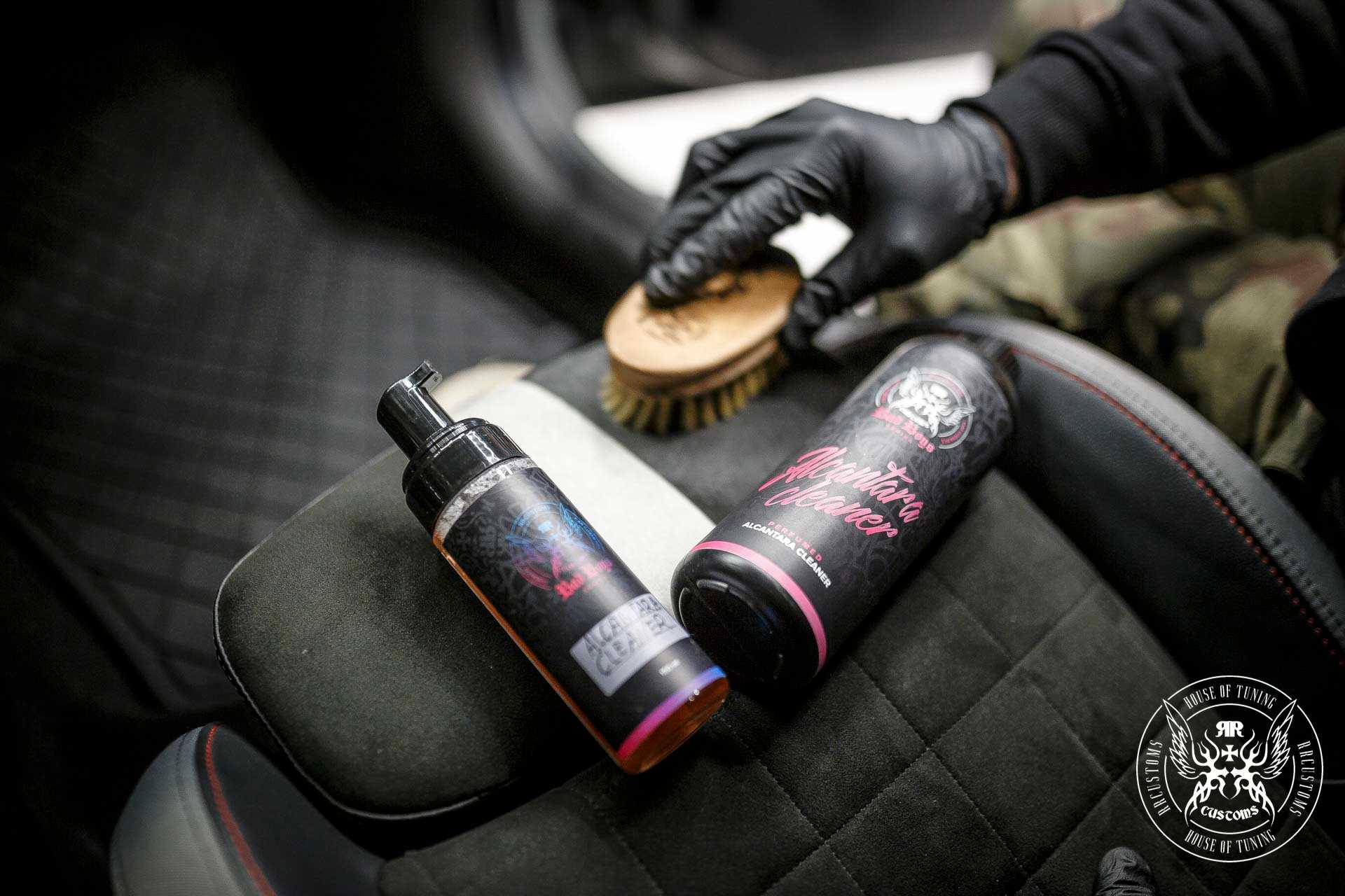 Alcantara Cleaner – Mão com luva a segurar frasco e escova redonda, pronto para limpar superfícies de alcântara do interior auto | Interior Auto | miio Store