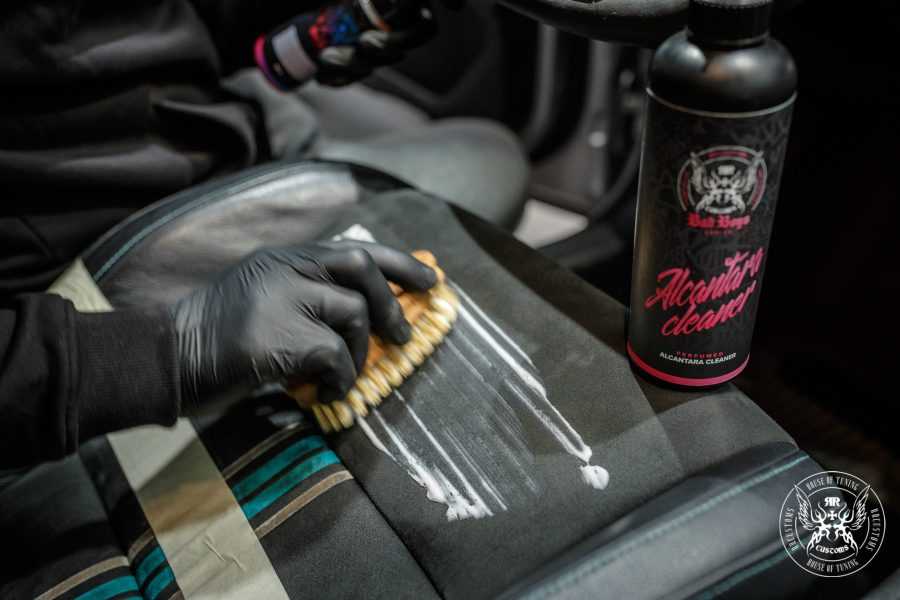 Alcantara Cleaner – Close-up de escova a limpar textura de trama de alcântara escura às riscas, mostrando limpeza profunda das fibras | Interior Auto | miio Store