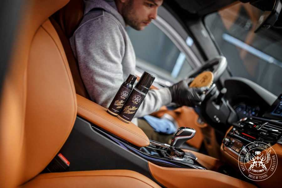 Traitement professionnel du cuir appliqué dans l'habitacle d'une voiture de luxe