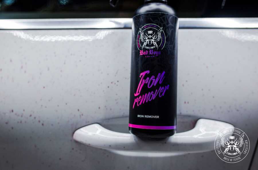 Iron Remover 500ml posé sur la carrosserie de la voiture prêt à l'emploi