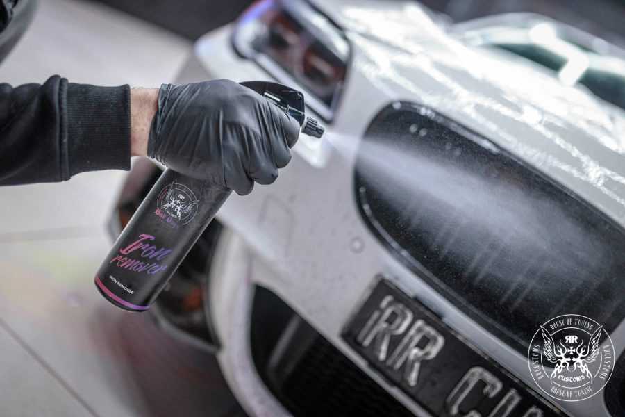 Iron Remover en action pour décontaminer le pare-chocs avant et la carrosserie