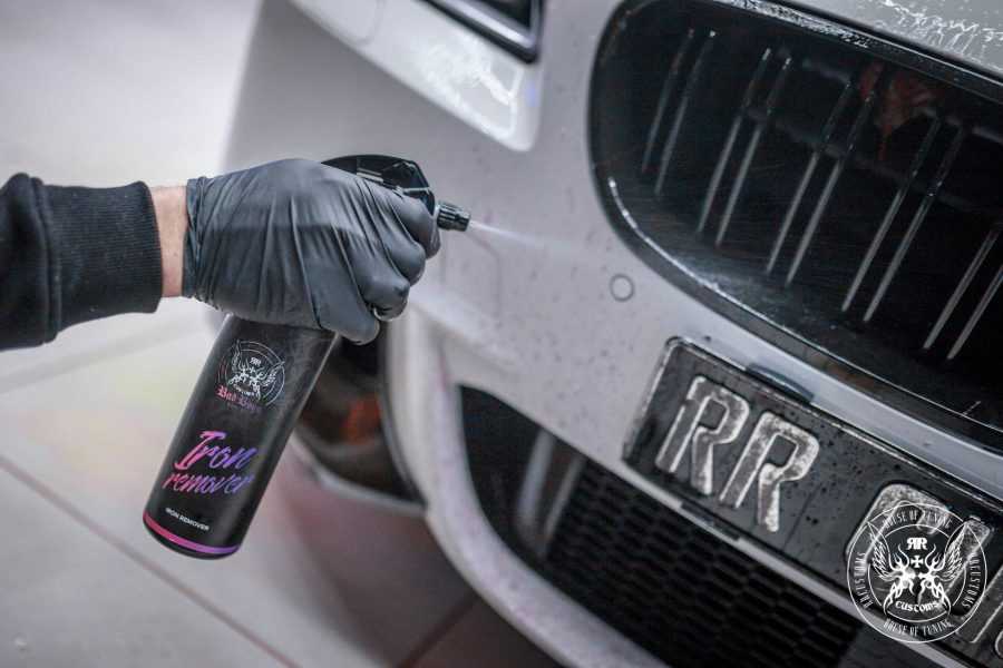 Iron Remover appliqué sur la calandre d'une voiture de luxe – efficace sur toutes surfaces
